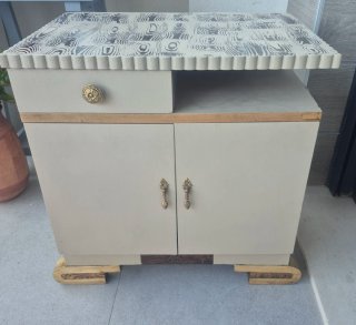 Mueble auxiliar beige y dorado