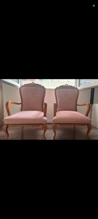Sillones antiguos tapizados rosa y madera