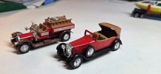 Coche de bomberos y coche clásico Guisval
