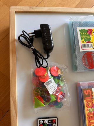 Mesa de luz con accesorios
