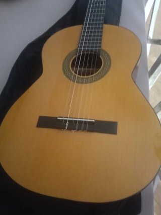 Guitarra española con funda y libro curso práctio