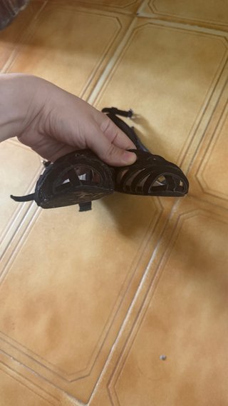 Sandalias tacón negras tiras