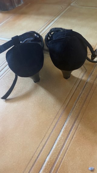 Sandalias tacón negras tiras