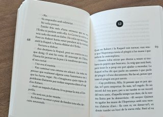 Un pinguï damunt del televisor catalá.