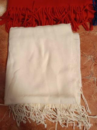Pañuelos/bufandas (rojo, azul, blanco)