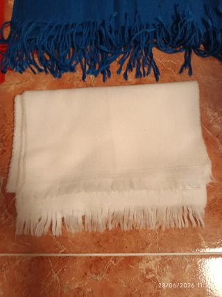 Pañuelos/bufandas (rojo, azul, blanco)