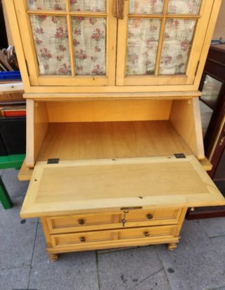 Antiguo secreter con vitrina de madera