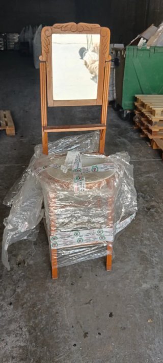 Pileta lavamanos antigua de madera y cerámica