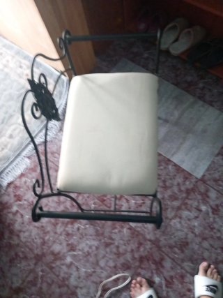 Silla decorativa de metal y tela