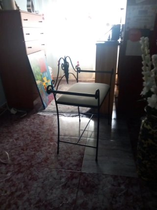 Silla decorativa de metal y tela