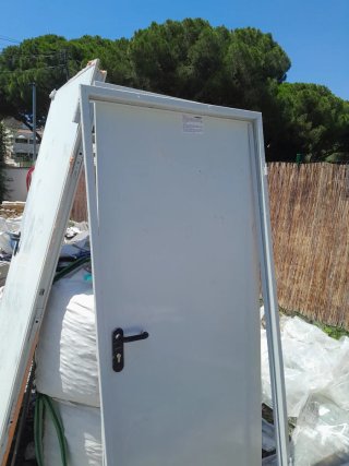 Puerta Metálica Blanca