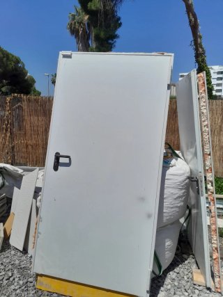 Puerta Metálica Blanca