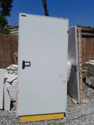 Puerta Metálica Blanca