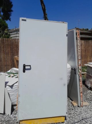 Puerta Metálica Blanca