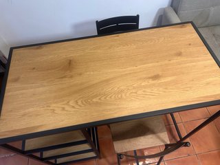 Mesa alta con estantería y 2 taburetes