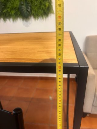Mesa alta con estantería y 2 taburetes