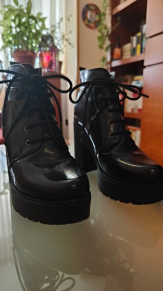 Botines negros con plataforma y tacón