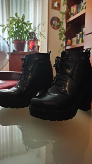 Botines negros con plataforma y tacón