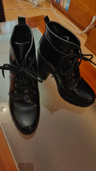 Botines negros con plataforma y tacón