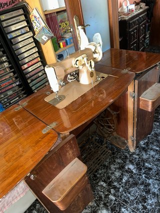 Máquina de coser Singer Beige y Dorada