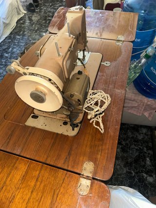 Máquina de coser Singer Beige y Dorada