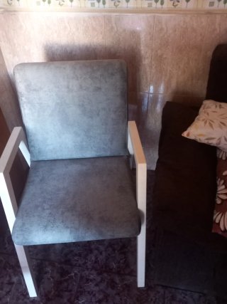Silla de comedor gris y blanca