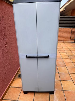 Armario Escobero Exterior Plástico marca Keter