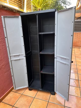 Armario Escobero Exterior Plástico marca Keter