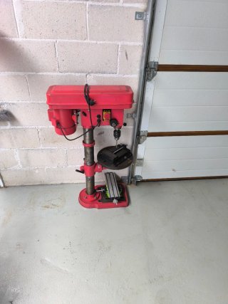 Taladro de columna rojo