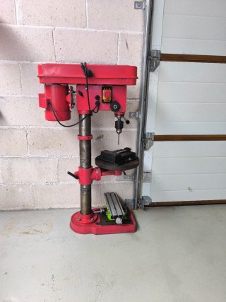 Taladro de columna rojo