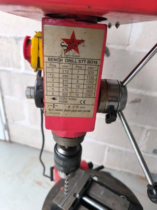 Taladro de columna rojo