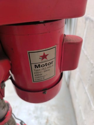 Taladro de columna rojo