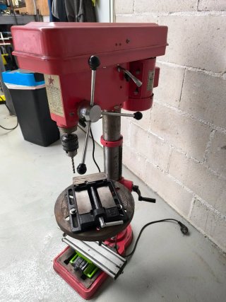 Taladro de columna rojo