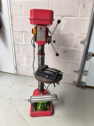 Taladro de columna rojo