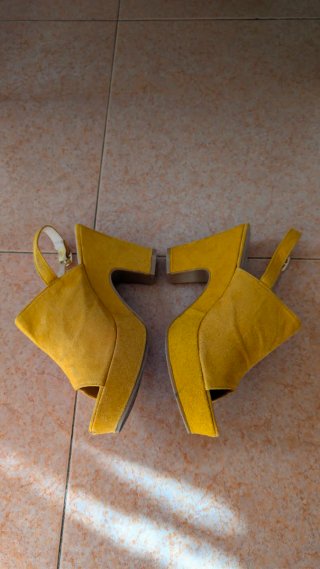 Sandalias con tacón y plataforma en color mostaza.