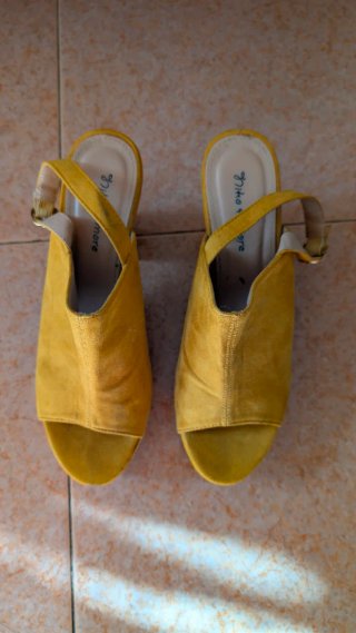 Sandalias con tacón y plataforma en color mostaza.