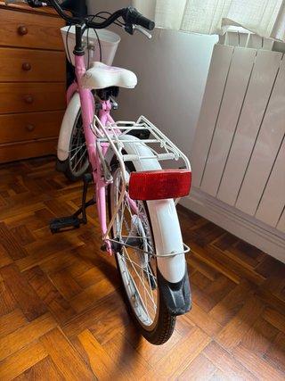 Bicicleta infantil rosa casi nueva
