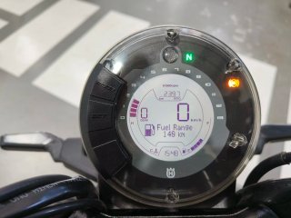 Husqvarna Svartpilen 401 Negra/Marrón
