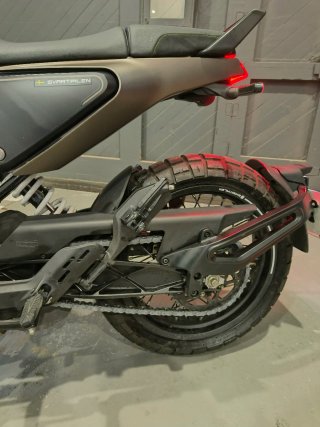 Husqvarna Svartpilen 401 Negra/Marrón