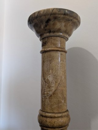 Columna pedestal de mármol con aves