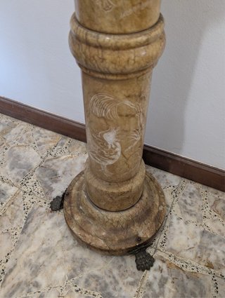 Columna pedestal de mármol con aves