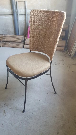 Sillas de forja y mimbre color beige