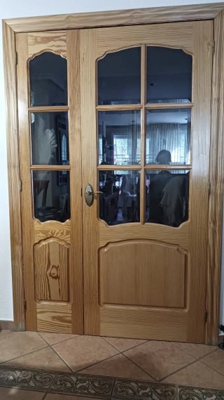 Puerta interior madera marrón