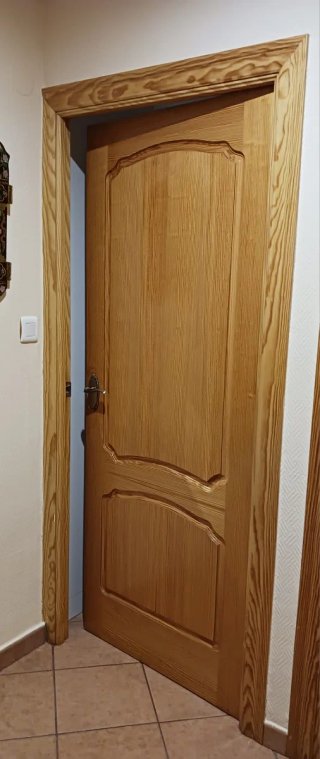 Puerta interior madera marrón