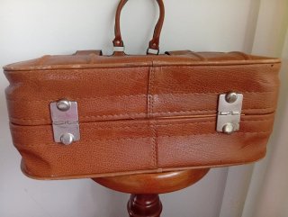 Maleta vintage de cuero marrón
