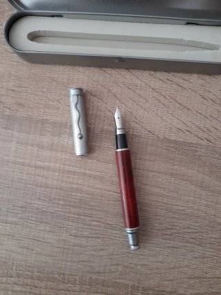 Pluma estilográfica de madera y metal en estuche