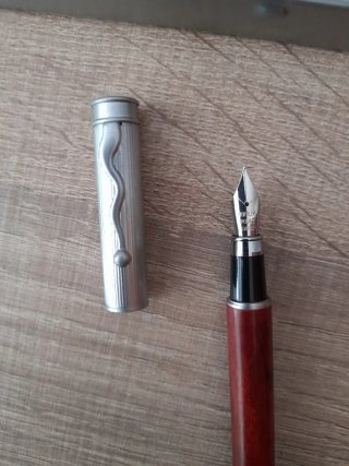 Pluma estilográfica de madera y metal en estuche