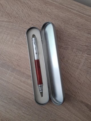Pluma estilográfica de madera y metal en estuche