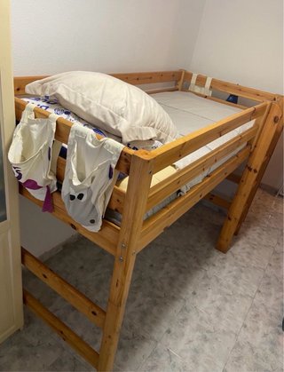 Cama alta de madera