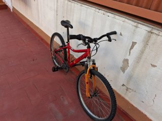 Bicicleta de montaña roja